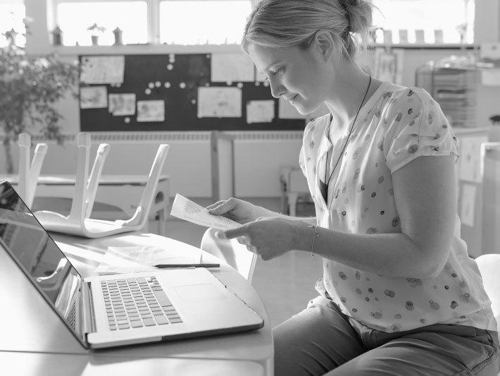 An educational consultant works in a classroom.