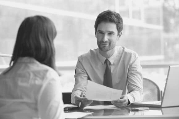 Interviewer met behulp van goede interviewtips met kandidaat op kantoor