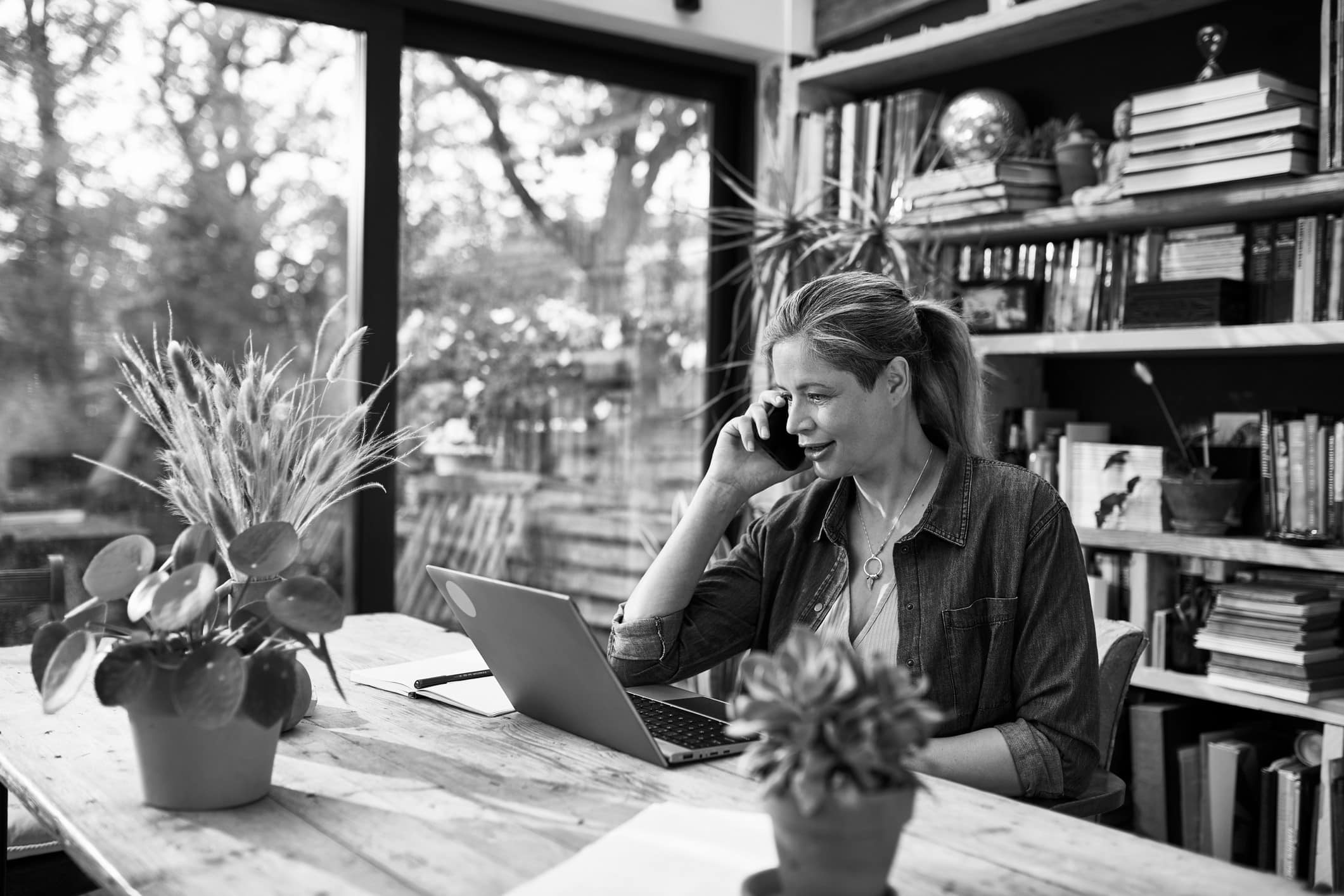 Frau sitzt zuhause im Home Office und arbeitet.