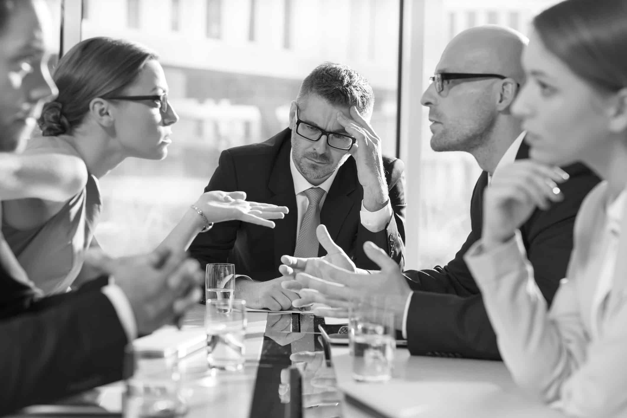 Team diskutiert am Konferenztisch.