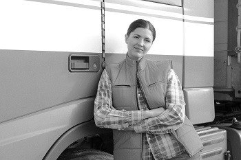 Frau in der Logistik vor LKW