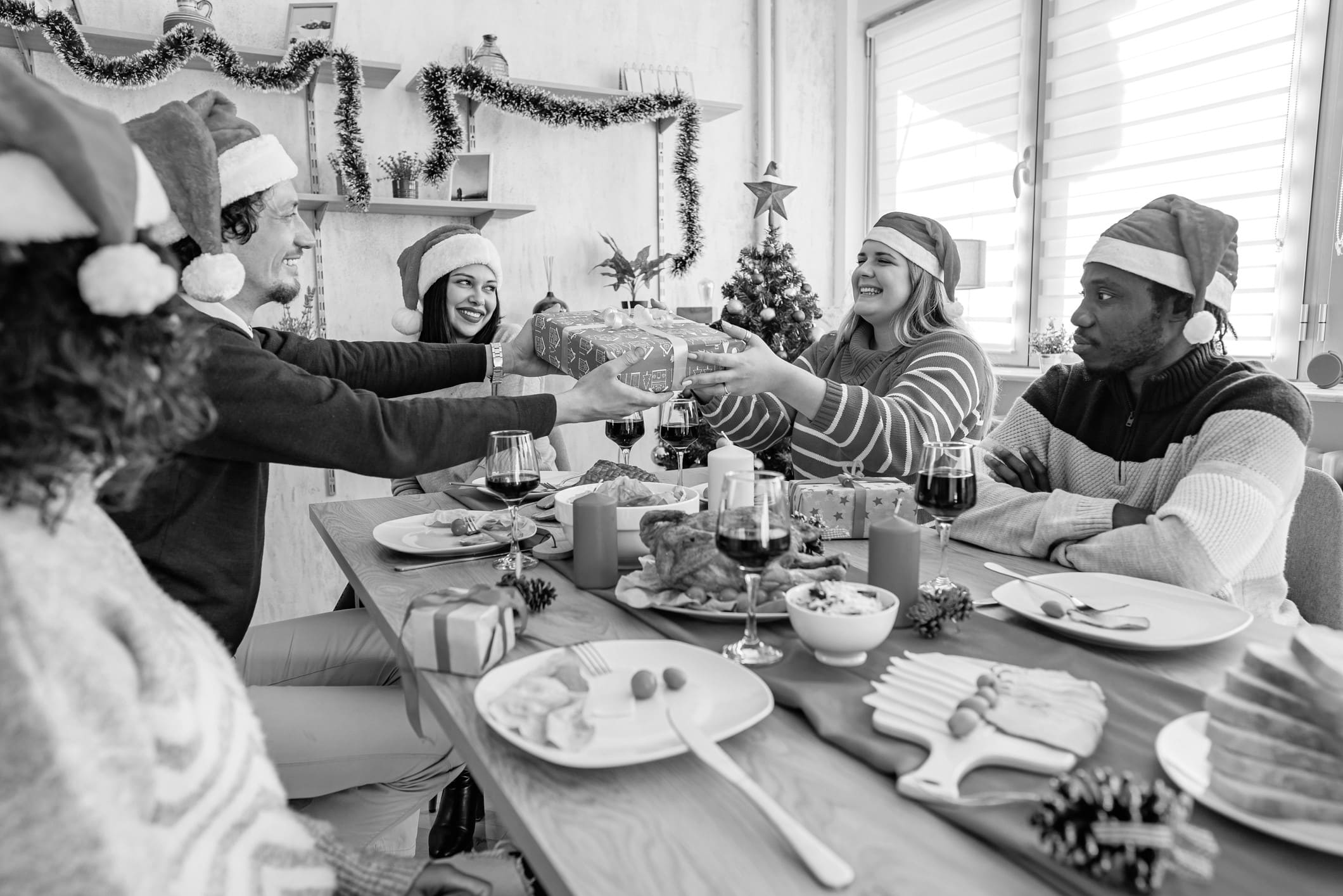 Kollegen feiern Weihnachten in der Firma.